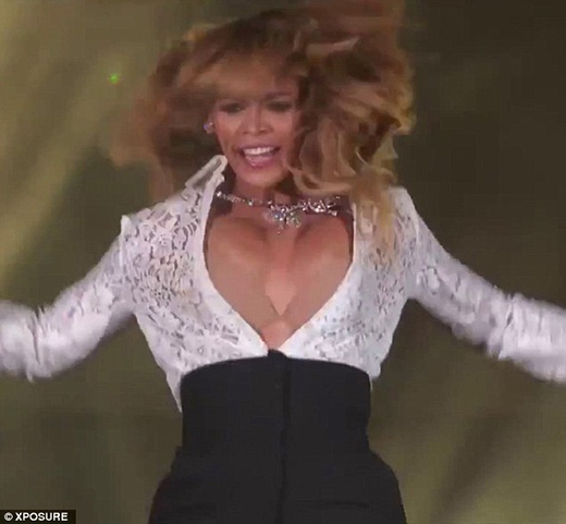 
	
	Cúc áo của Beyonce đã bị bung ra
